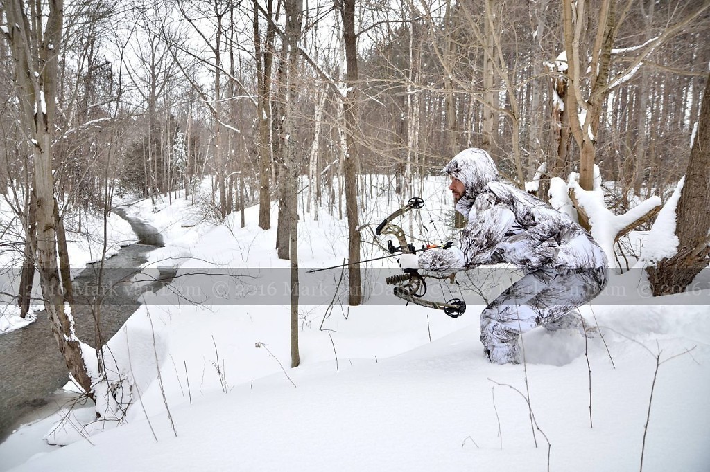compound bow hunting photos winter A003