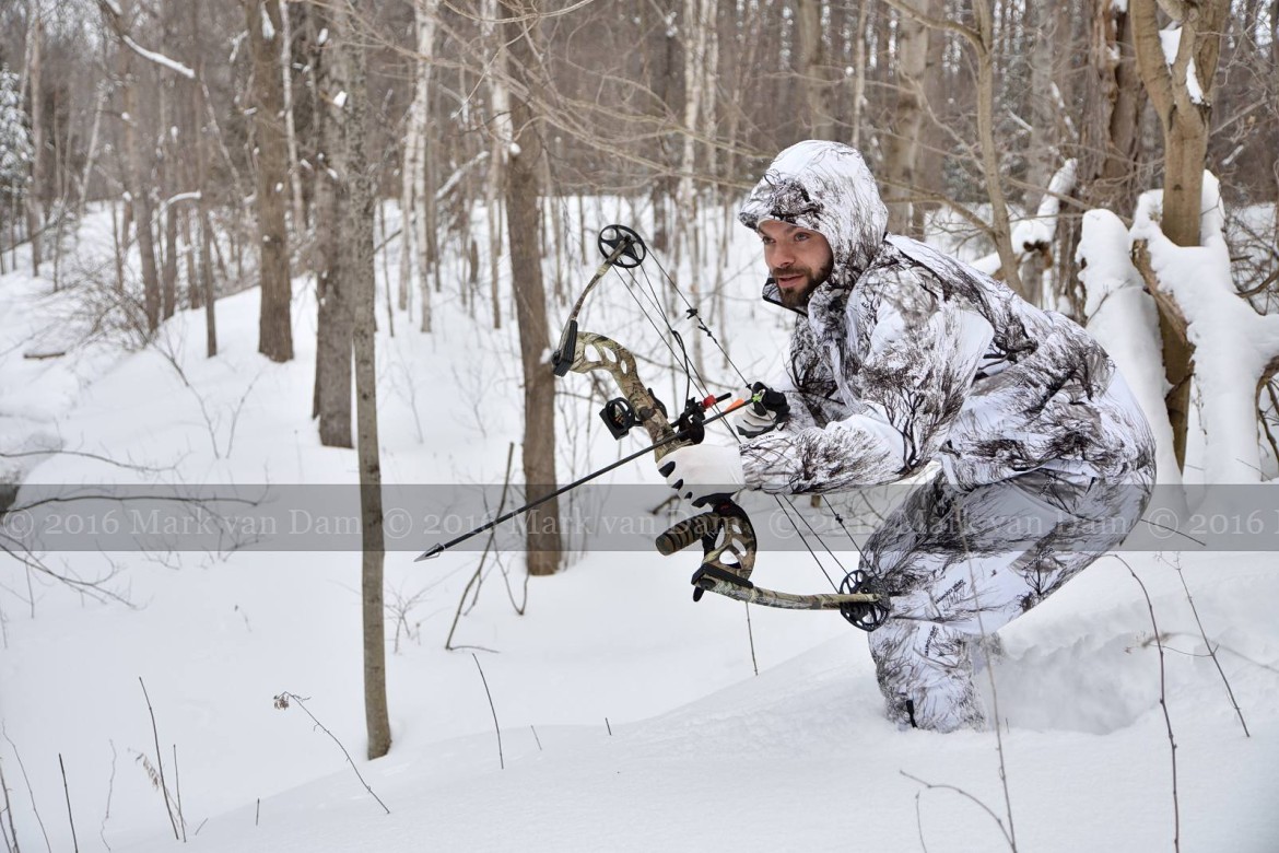 compound bow hunting photos winter A005
