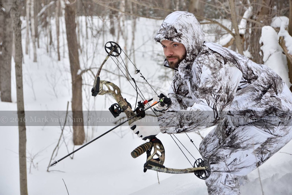 compound bow hunting photos winter A007