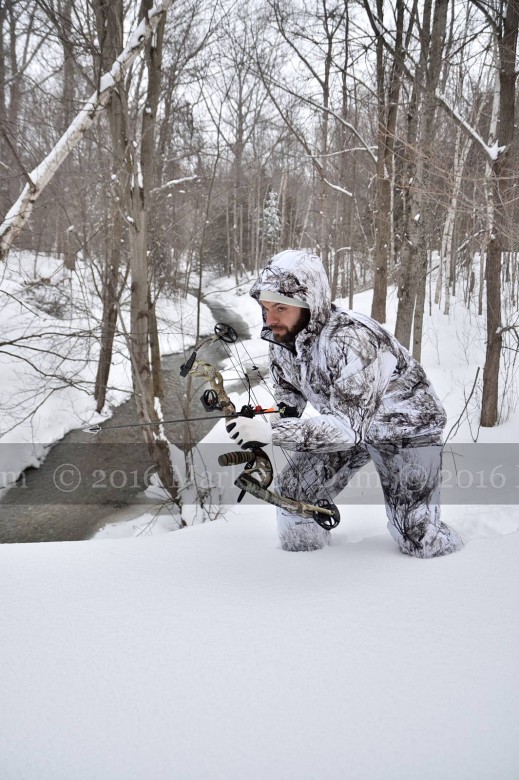 compound bow hunting photos winter A017