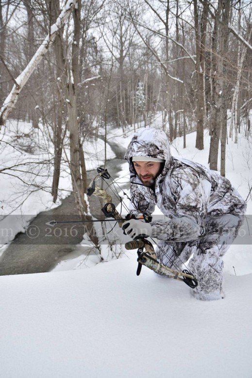 compound bow hunting photos winter A020
