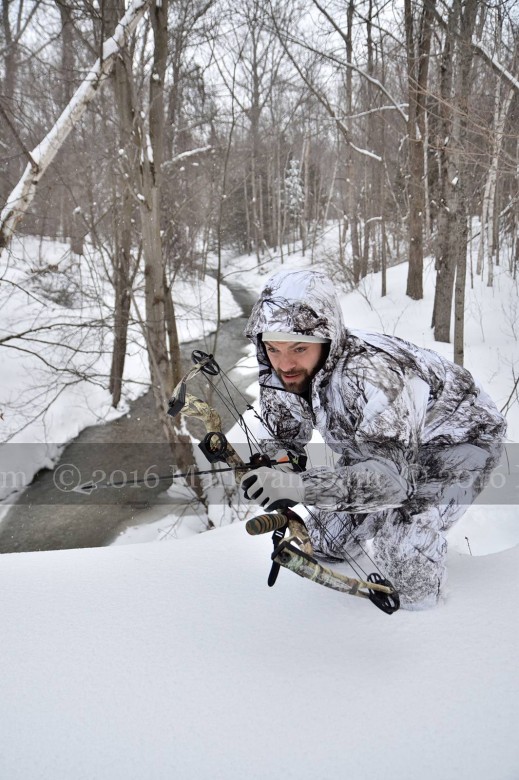 compound bow hunting photos winter A021