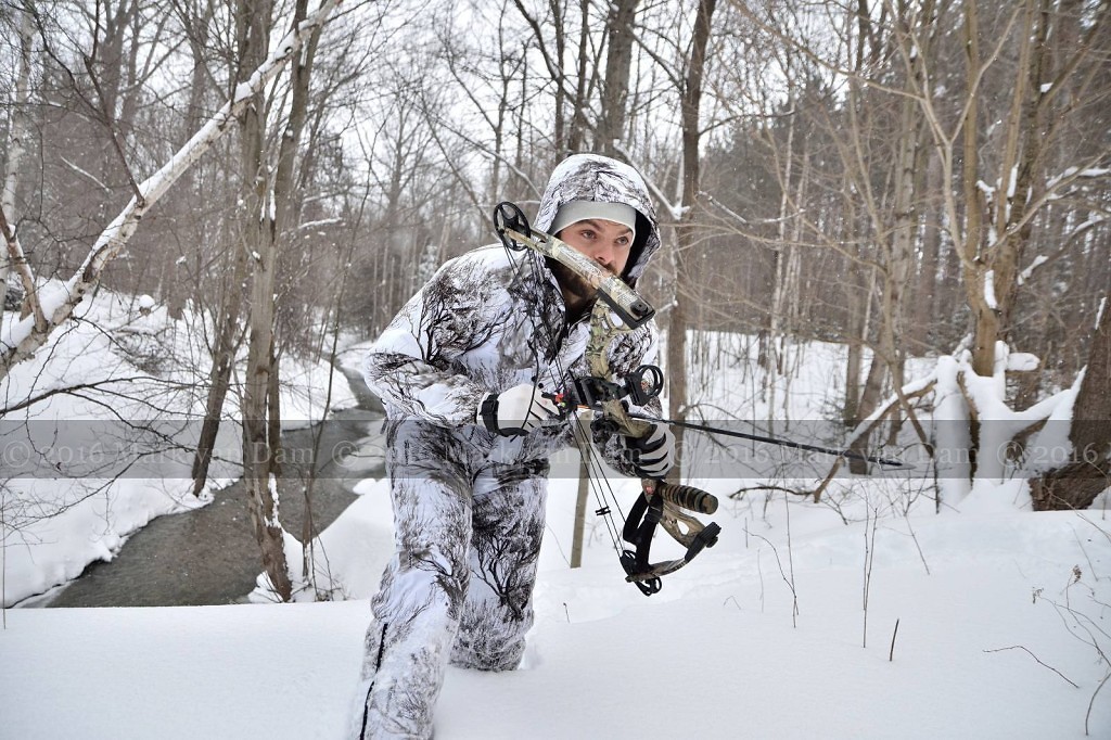 compound bow hunting photos winter A023