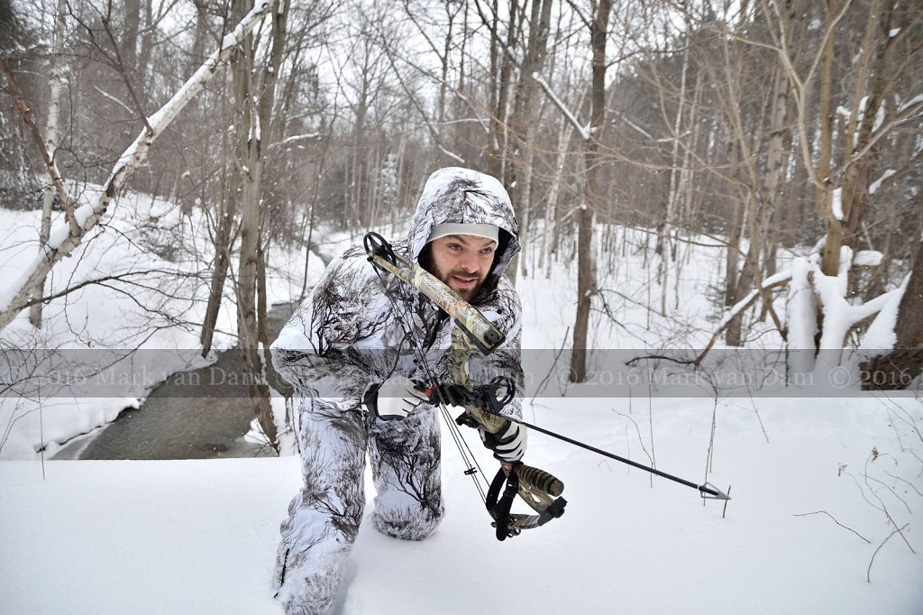 compound bow hunting photos winter A024