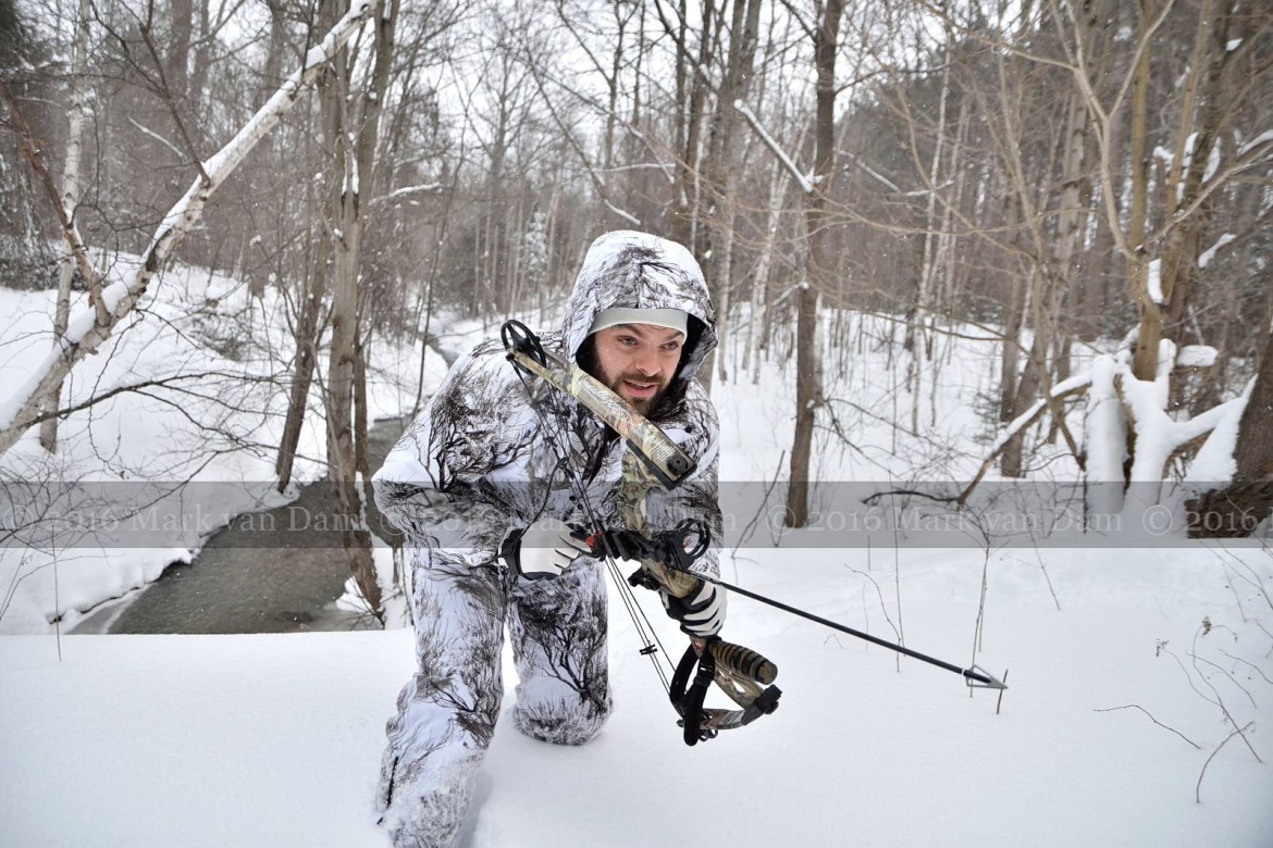 compound bow hunting photos winter A024