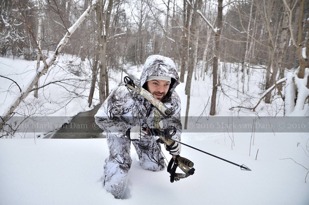 compound bow hunting photos winter A025