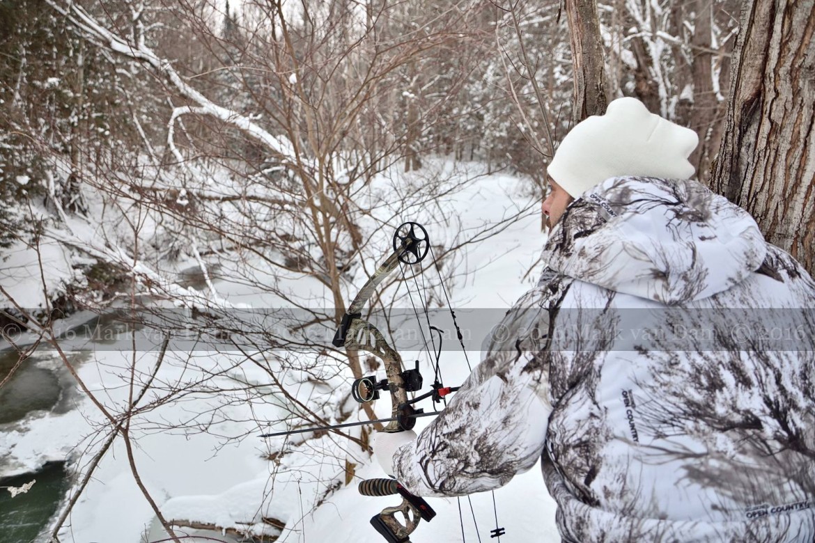 compound bow hunting photos winter A070