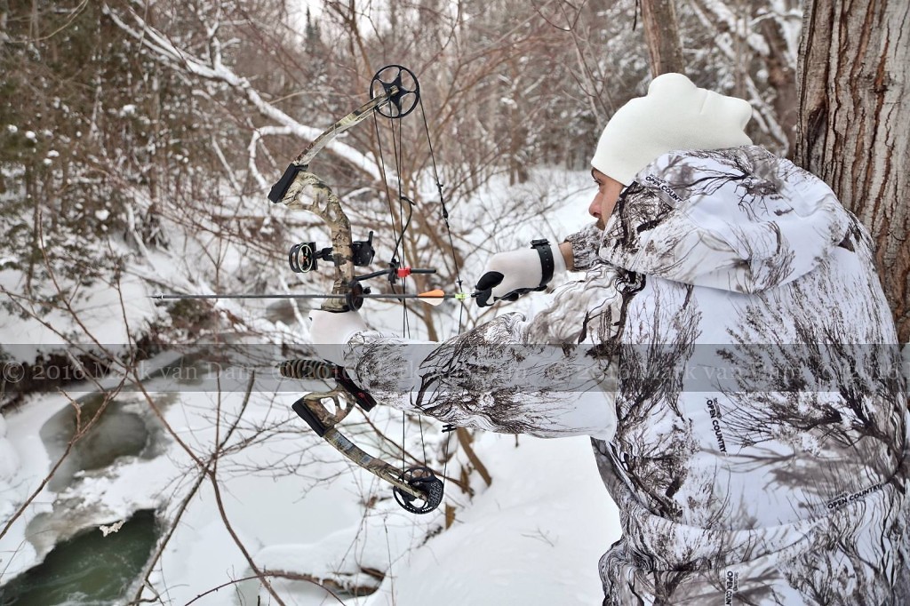 compound bow hunting photos winter A074