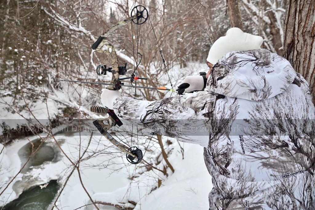 compound bow hunting photos winter A075