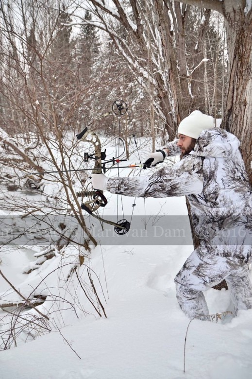 compound bow hunting photos winter A076