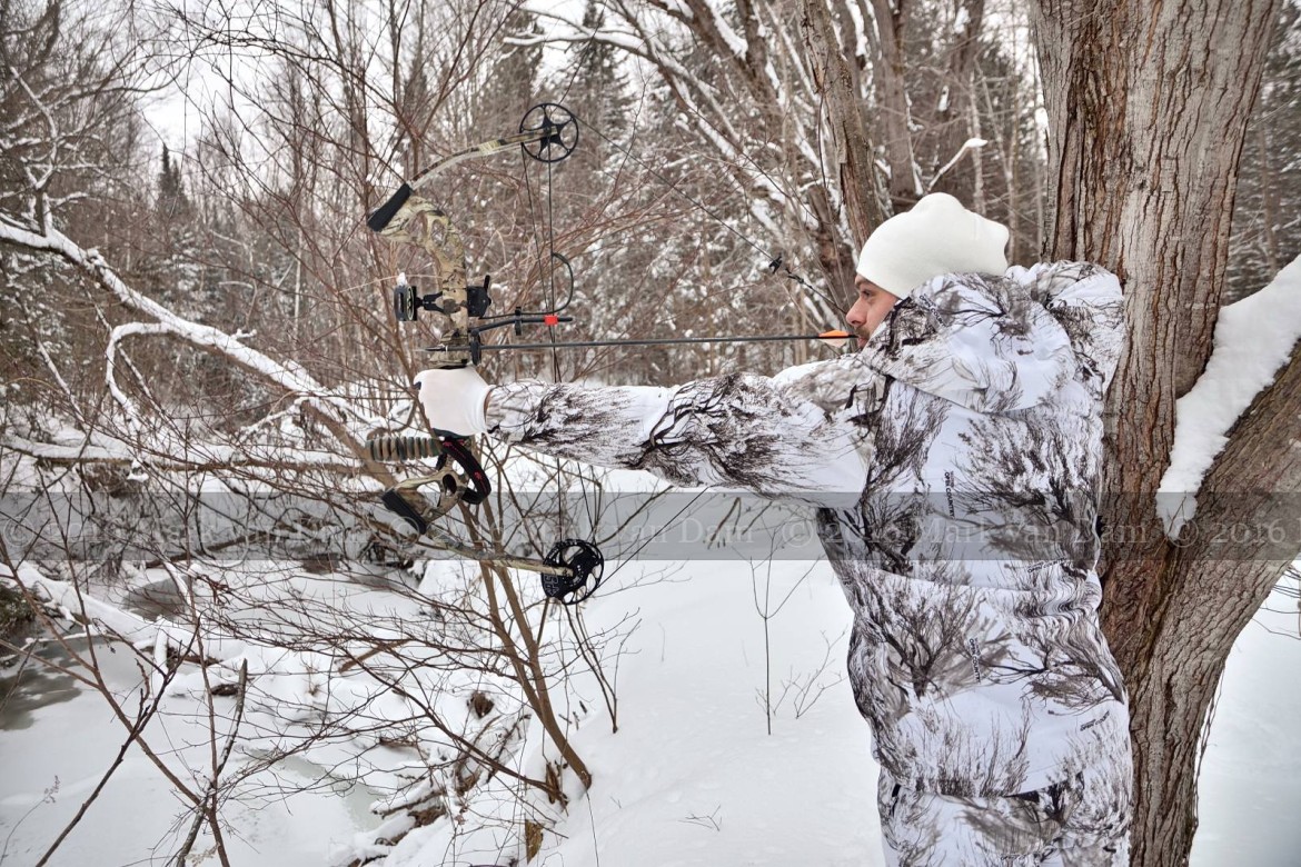 compound bow hunting photos winter A077