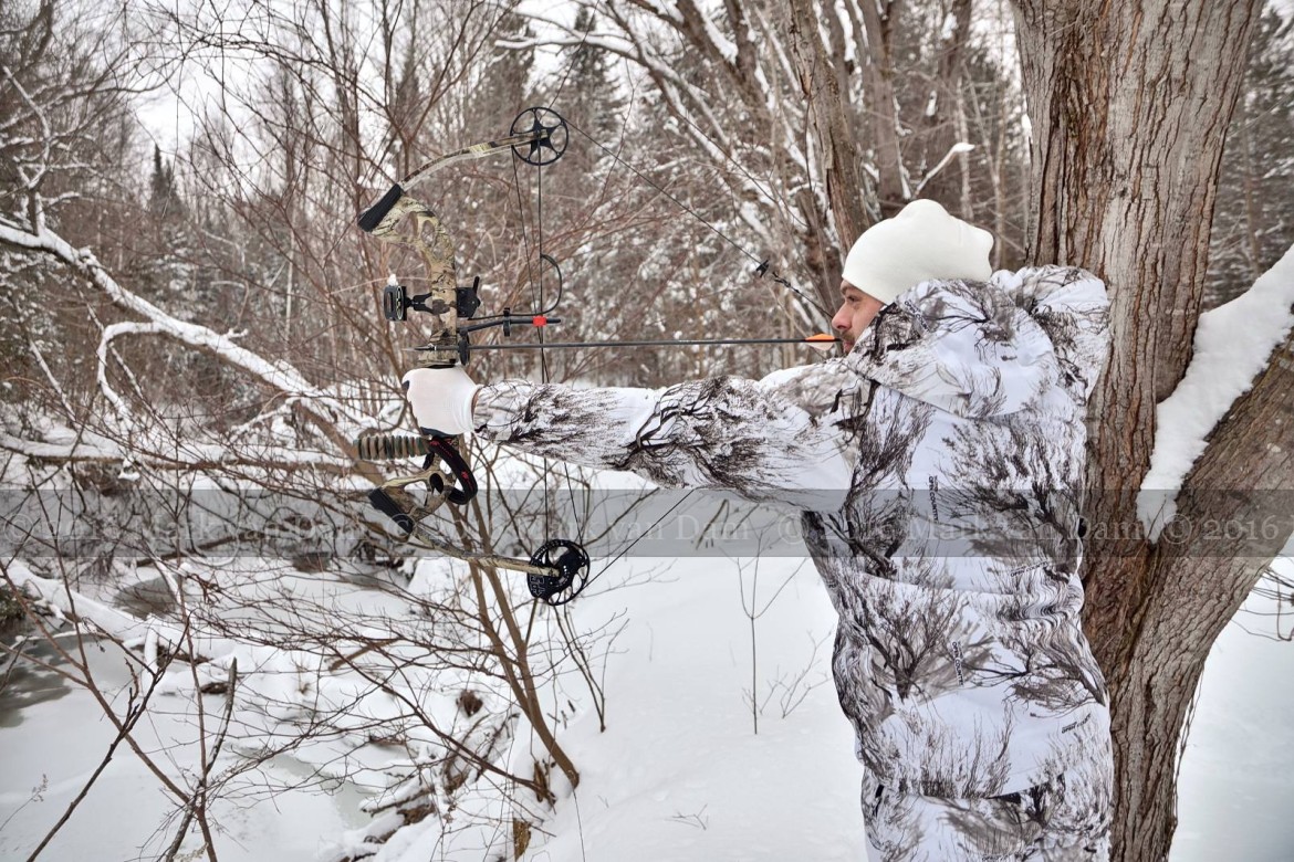 compound bow hunting photos winter A078