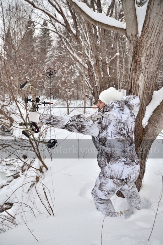 compound bow hunting photos winter A079