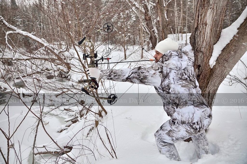 compound bow hunting photos winter A080