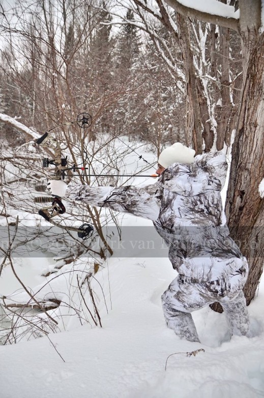 compound bow hunting photos winter A081