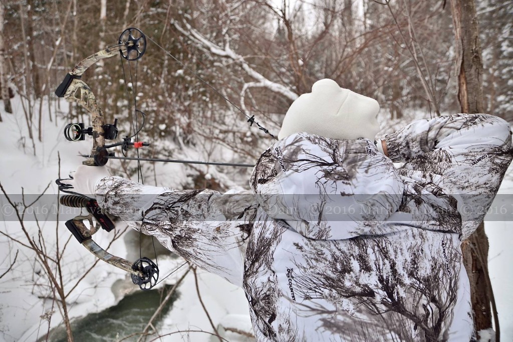 compound bow hunting photos winter A083