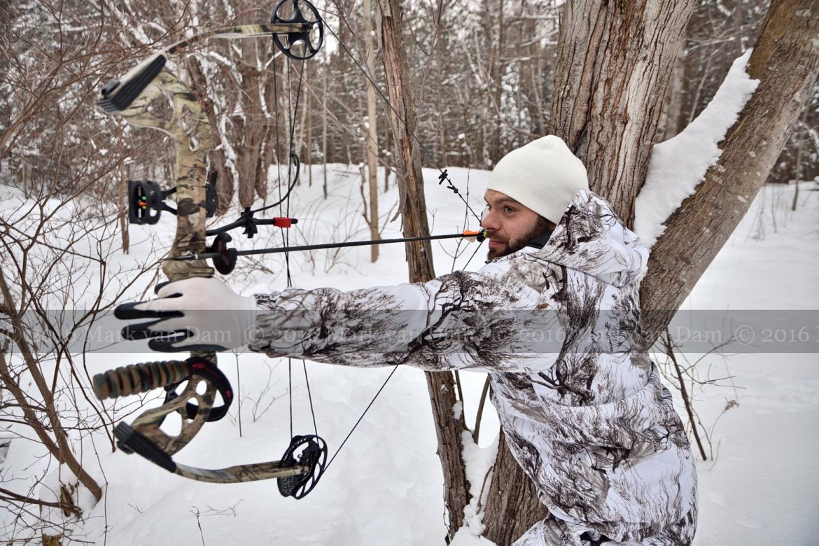 compound bow hunting photos winter A089