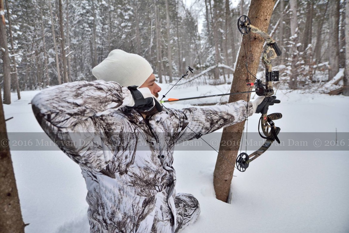 compound bow hunting photos winter A108