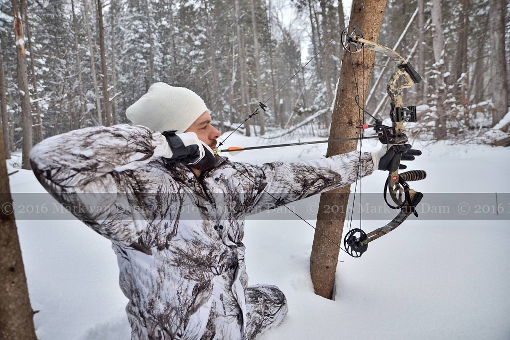 compound bow hunting photos winter A109