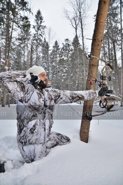 compound bow hunting photos winter A113