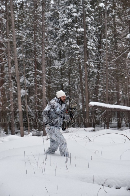 compound bow hunting photos winter A117