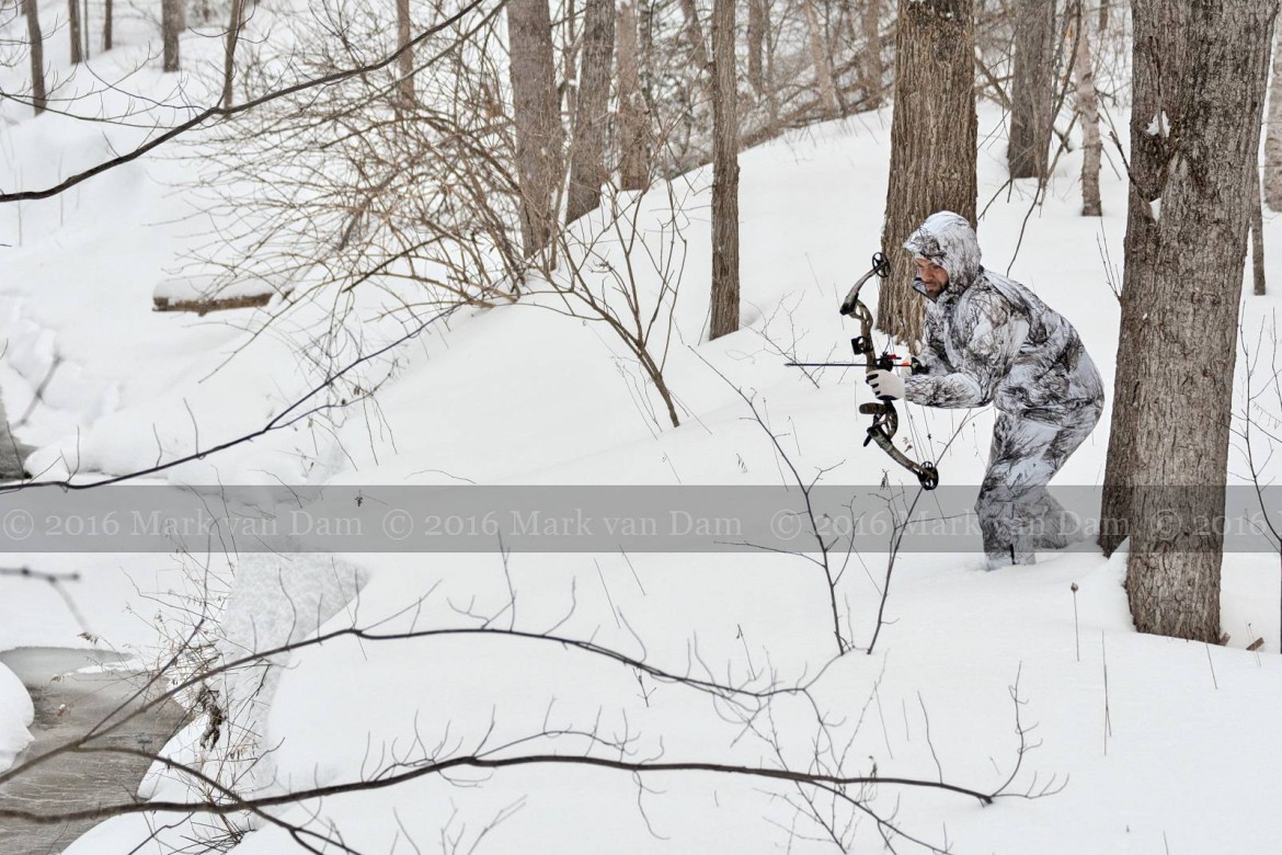 compound bow hunting photos winter B002