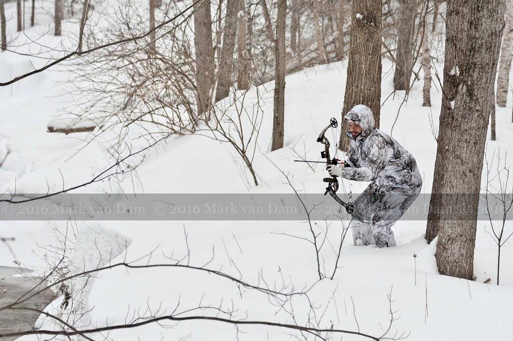 compound bow hunting photos winter B003