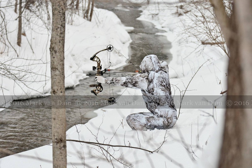 compound bow hunting photos winter B008
