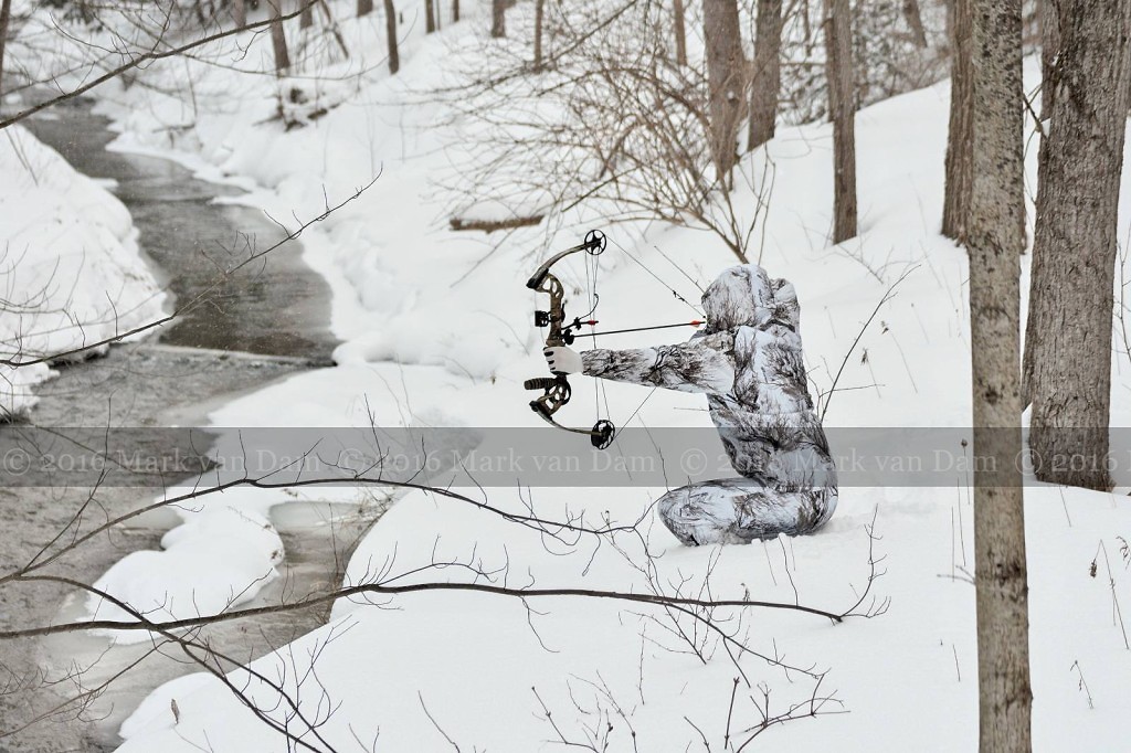 compound bow hunting photos winter B009