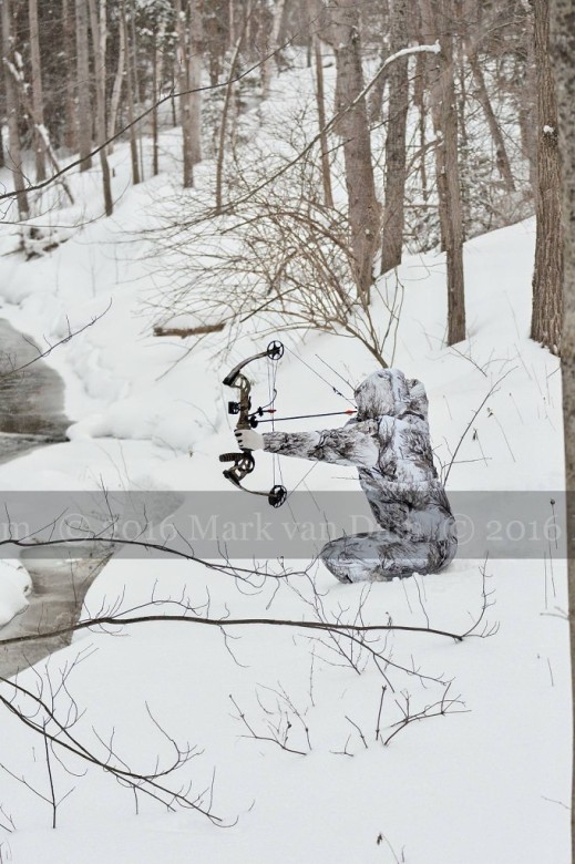compound bow hunting photos winter B010