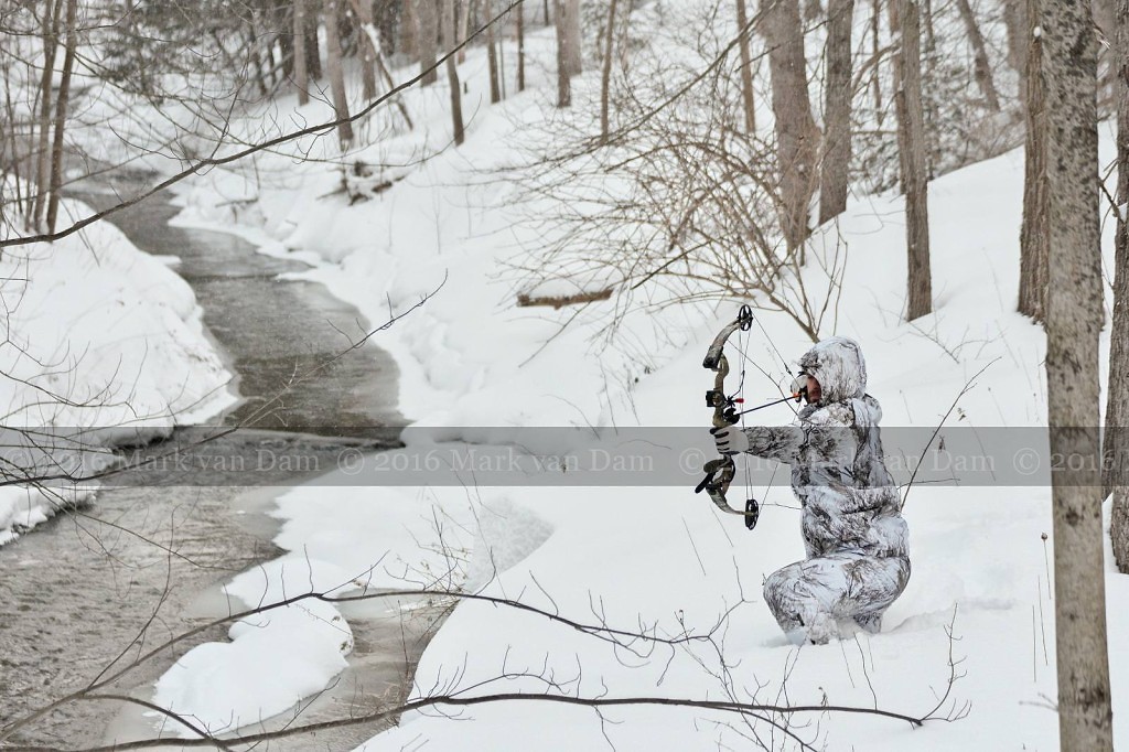 compound bow hunting photos winter B011