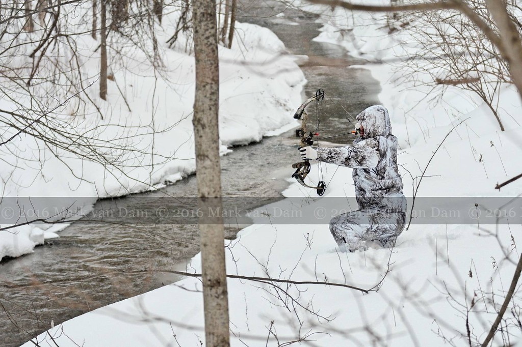 compound bow hunting photos winter B012