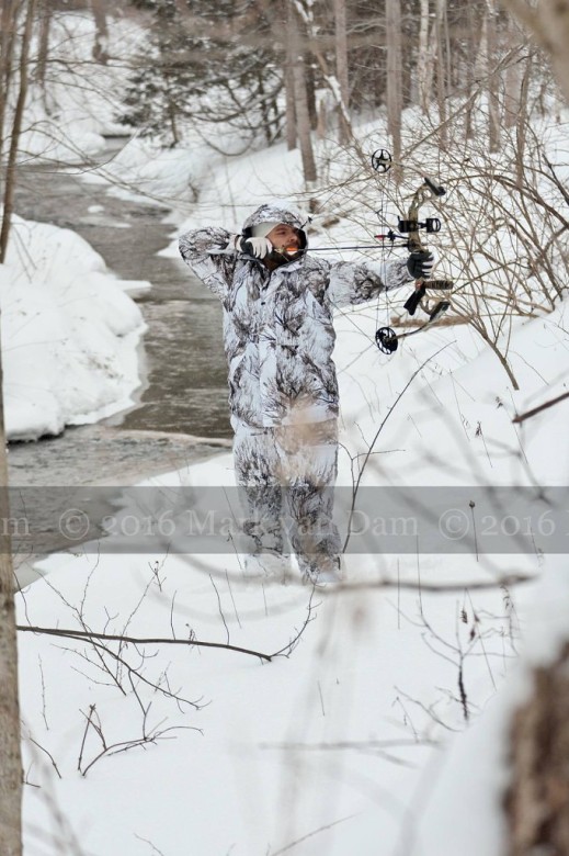 compound bow hunting photos winter B015