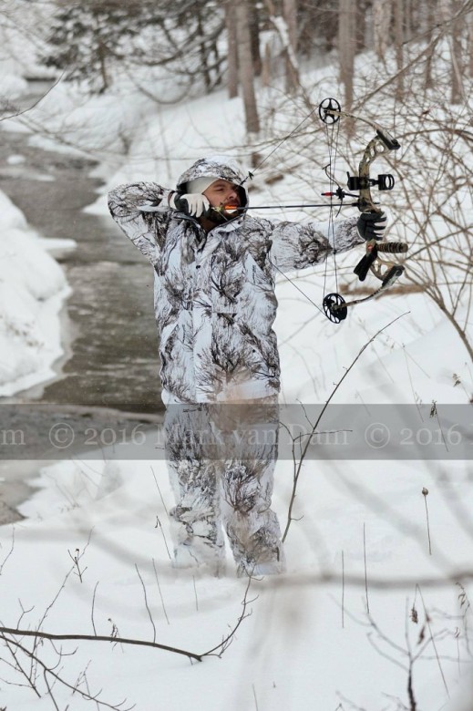 compound bow hunting photos winter B016