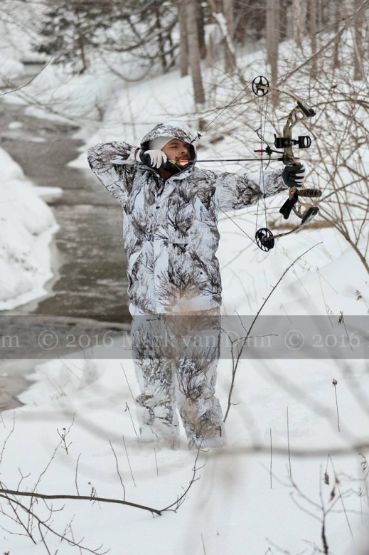 compound bow hunting photos winter B017