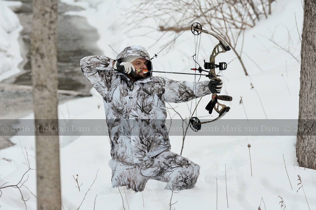 compound bow hunting photos winter B018