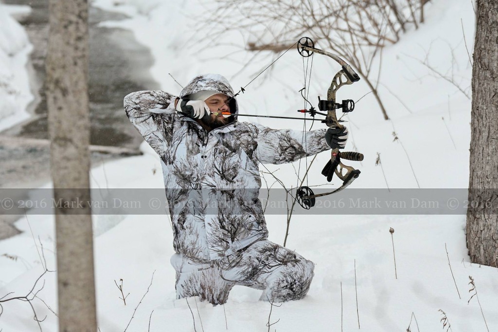 compound bow hunting photos winter B019
