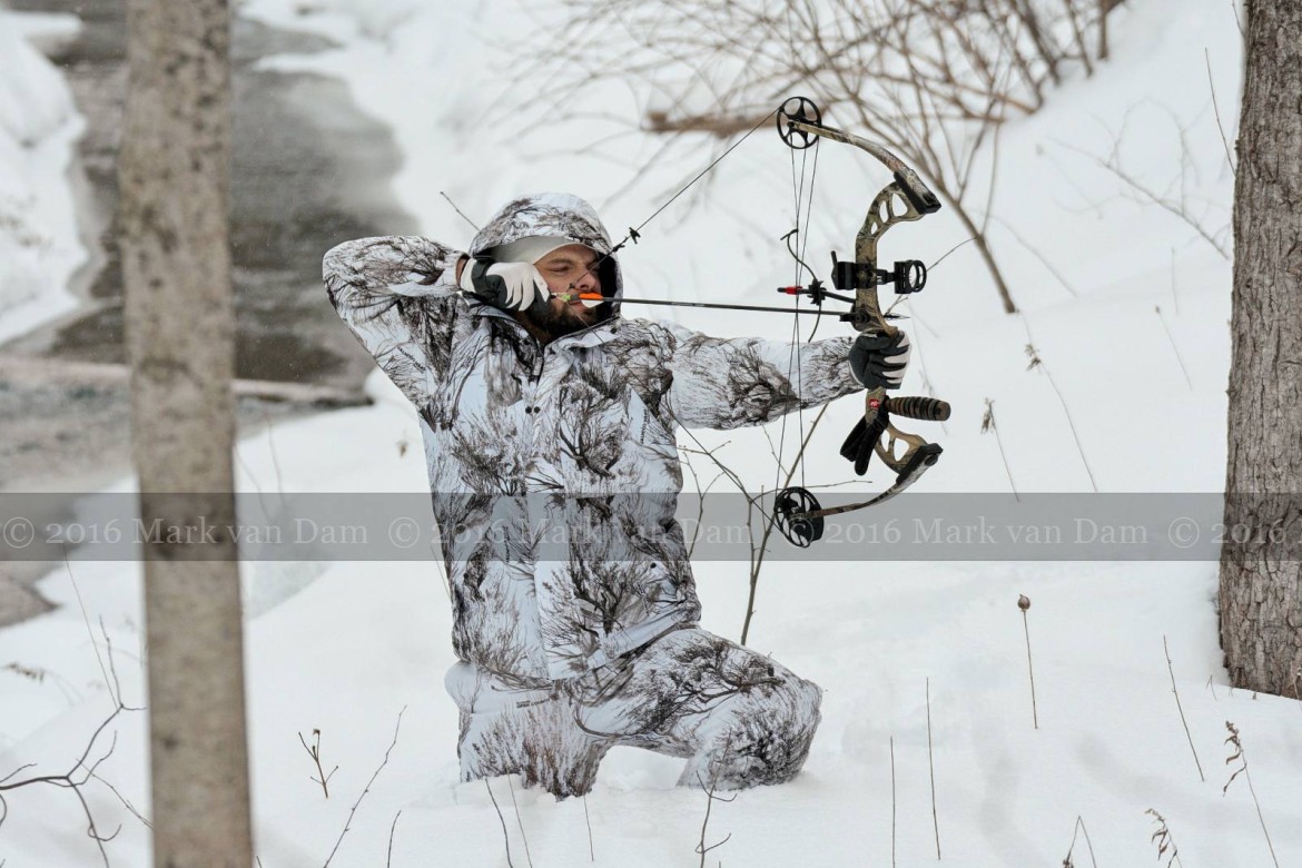 compound bow hunting photos winter B019