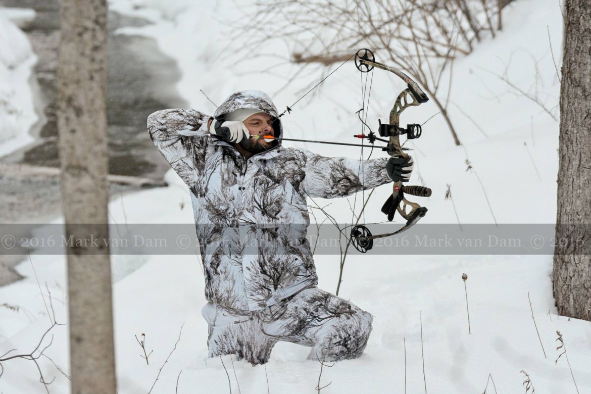 compound bow hunting photos winter B020