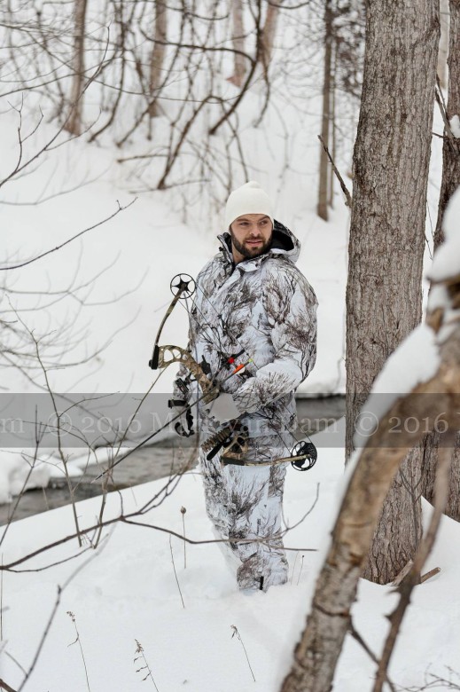 compound bow hunting photos winter B021