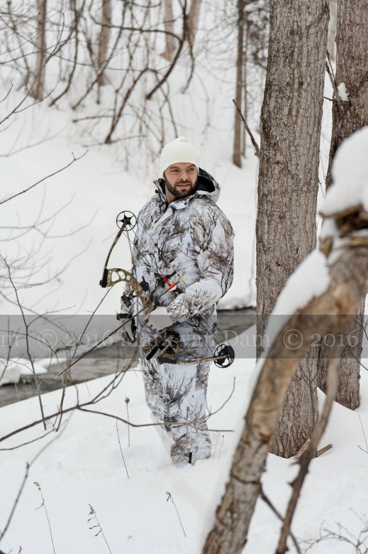 compound bow hunting photos winter B022