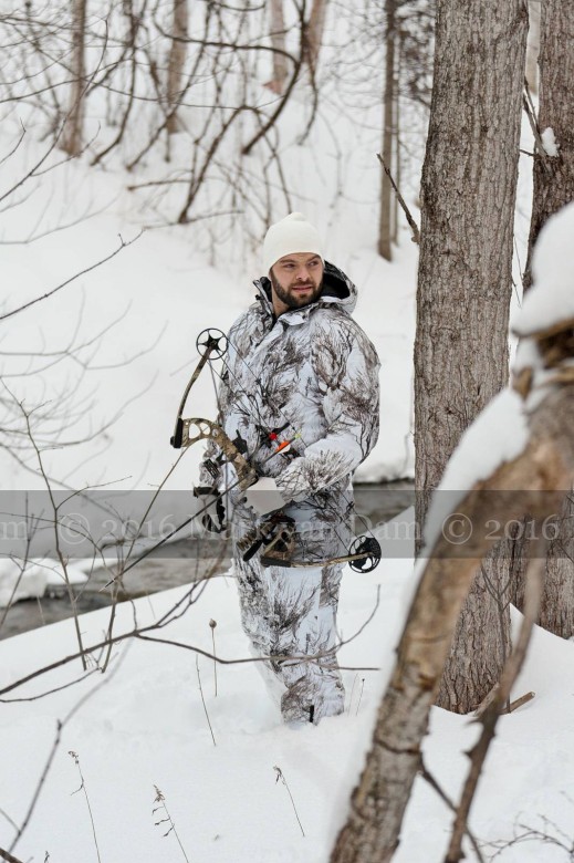 compound bow hunting photos winter B023