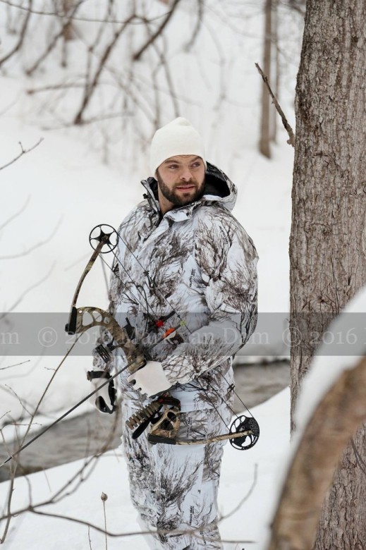 compound bow hunting photos winter B024