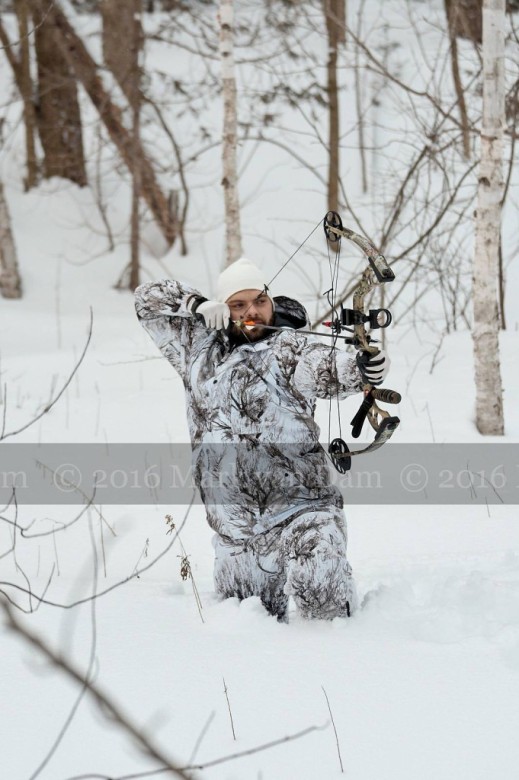 compound bow hunting photos winter B026