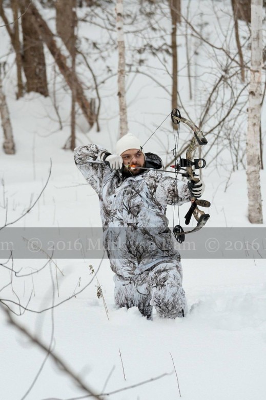 compound bow hunting photos winter B028