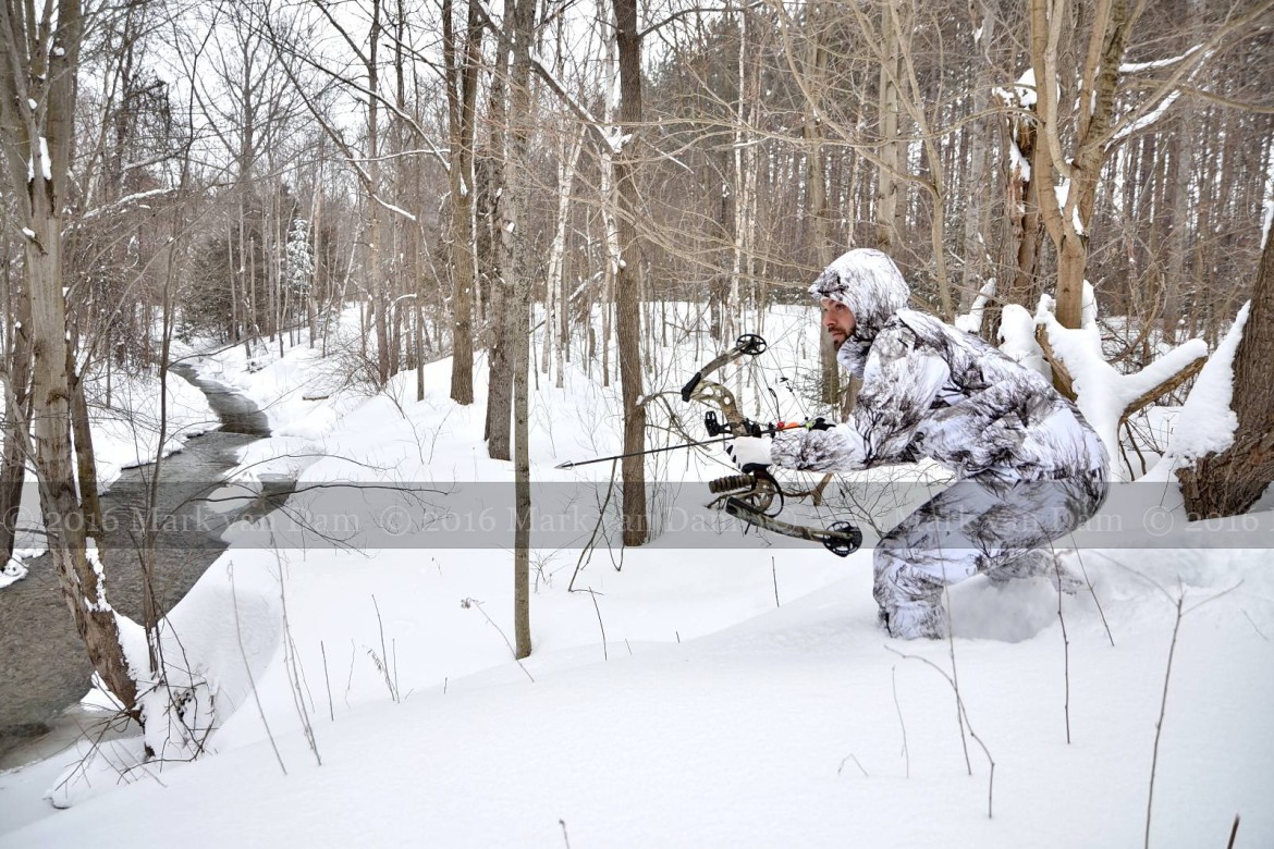 compound bow hunting photos winter A002