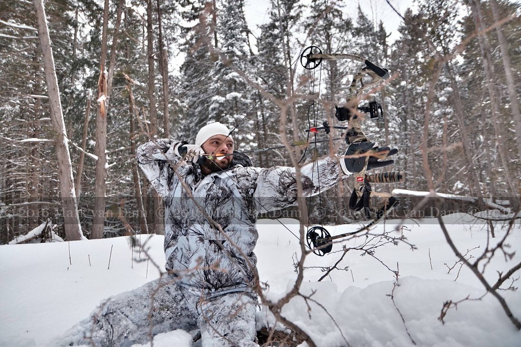 compound bow hunting photos winter A127