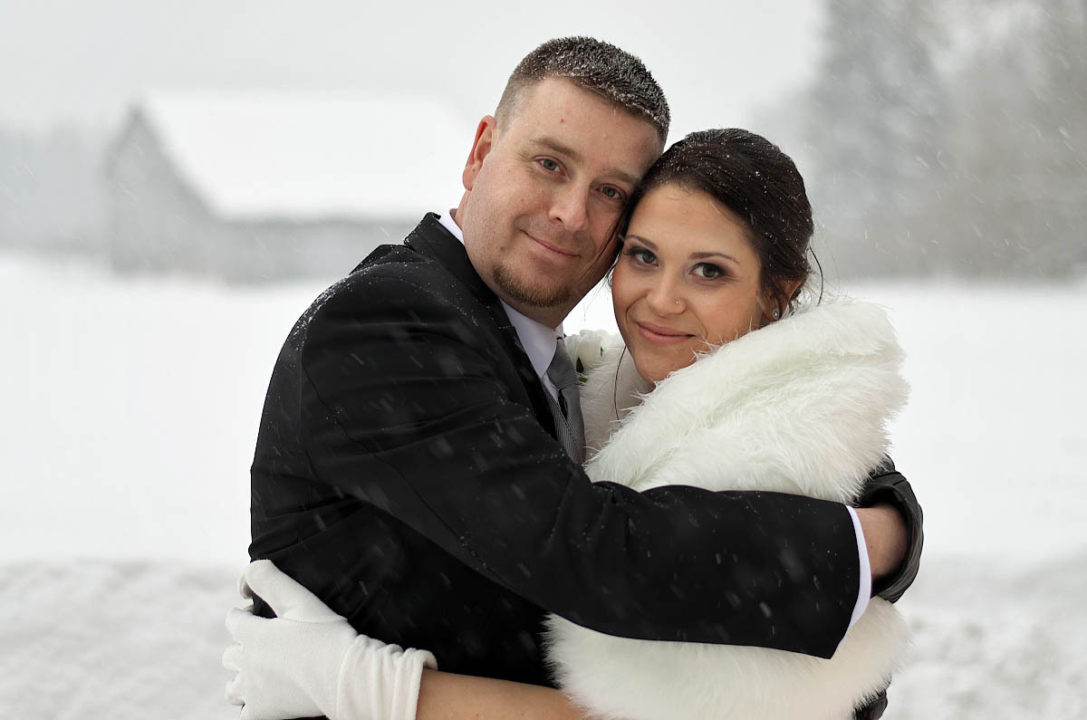 wedding couple at horseshoe resort in winter